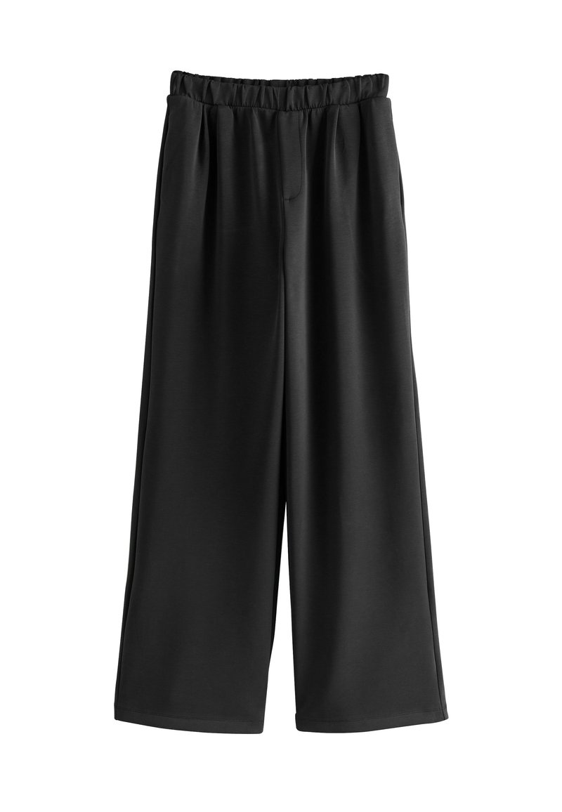 Zwarte brede broek van gladde stof met een elastische tailleband, featuring plooien aan de voorkant en een relaxte snit.