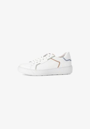 Witte lederen sneakers met gestructureerde zolen, voorzien van groene, blauwe en bruine accenten. Vetersluiting met een ronde neus en een laag profiel.
