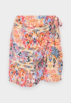 Pestrá, vzorovaná zavinovacia sukňa s vírivými vzormi v červenej, modrej, oranžovej a žltej farbe, so zapínaním na boku a jemnou, ľahkou tkaninou.