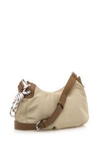 Bolso de tela beige con detalles de cuero marrón, forma curva, detalle de cuerda y correa ajustable. Cierre con cremallera en la parte superior.