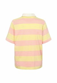 Polo à manches courtes avec de larges rayures horizontales roses et jaunes et un col blanc, vu de dos.