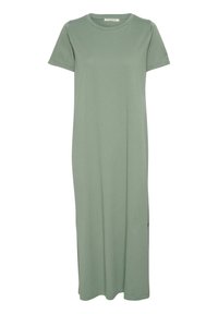 Zielona maksidress z miękkiej bawełny, z okrągłym dekoltem, krótkimi rękawami i bocznymi rozcięciami dla swobody ruchów.