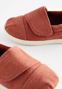 Next STANDARD - Sko med burretape - rust brown