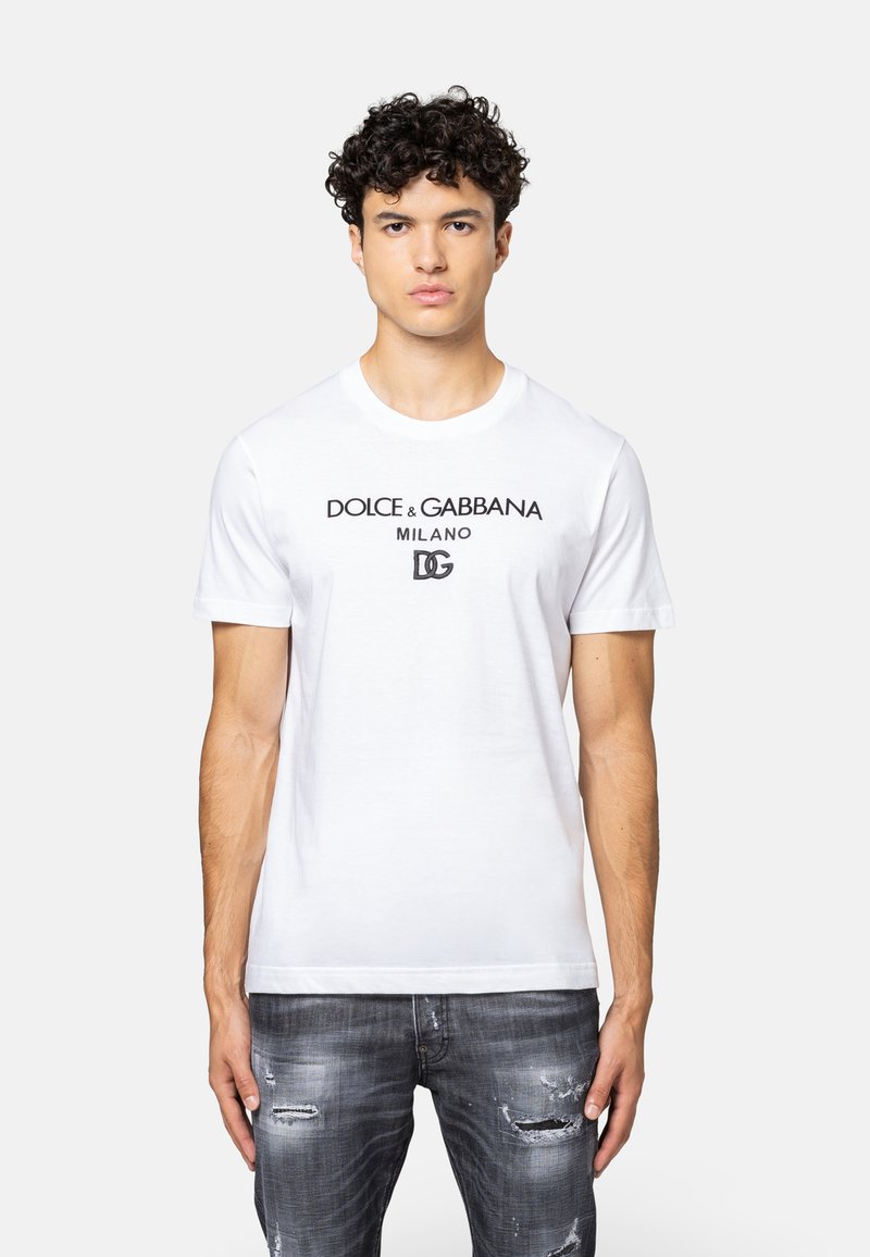 Witte katoenen T-shirt met zwart bedrukt tekst "DOLCE & GABBANA MILANO" en een logo aan de voorkant, korte mouwen en ronde hals.