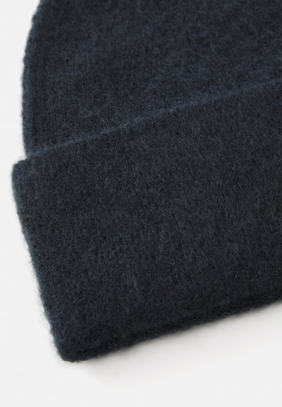 Donkerblauwe gebreide beanie, textuur met een zachte, harige afwerking; heeft een opgerolde zoomontwerp voor een verstelbare pasvorm.