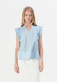 Top de manga corta azul claro con acentos de volantes, que presenta un escote en V y un delicado bordado. Tejido suave con un sutil patrón texturizado.
