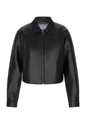 Czarna skórzana kurtka typu cropped z wyostrzonym kołnierzem, zamkiem błyskawicznym z przodu i długimi rękawami. Gładka tekstura, minimalistyczny design i brak widocznych wzorów.