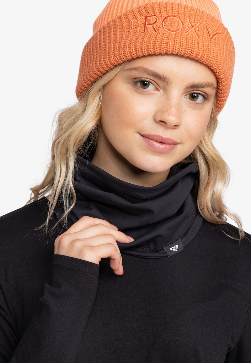 Svart halsduk i mjukt material, ihop med en orange stickad mössa med ribbad textur och "ROXY" broderat på bandet.