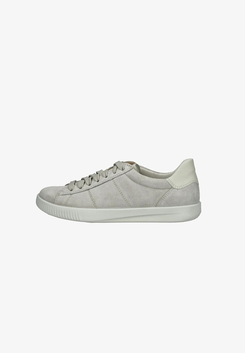 Zapatilla de ante gris claro con punta redondeada, parte delantera con cordones y suela de goma blanca. Presenta costuras mínimas y un acento liso en el talón.