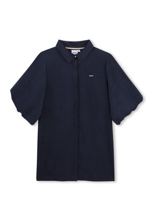 Blouse bleu marine à manches courtes avec col, manches bouffantes, boutons cachés sur le devant et petit logo sur la poitrine.