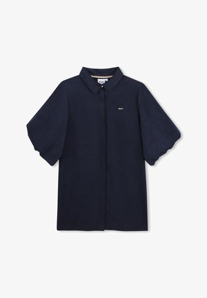 Blouse bleu marine à manches courtes avec col, manches bouffantes, boutons cachés sur le devant et petit logo sur la poitrine.