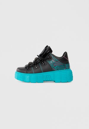 Sneakers neri con suola spessa turchese, dettagli a motivo in teal e rosa, con lacci neri e linguetta imbottita.
