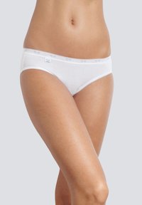 Mutandine hipster bianche in cotone con un delicato bordo in pizzo e un piccolo etichetta del marchio sull'elastico in vita, caratterizzate da una superficie liscia e una vestibilità aderente.