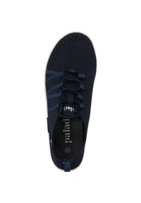Sneaker in rete blu con lacci elastici, suola bianca e soletta imbottita. Presenta un tassello in gomma sul tallone e un logo stampato sulla soletta interna.