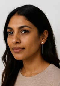 Silverörhängen med en rund vit pärla och en lång smal stav. Slät yta, portad av en person med axellångt mörkt hår.