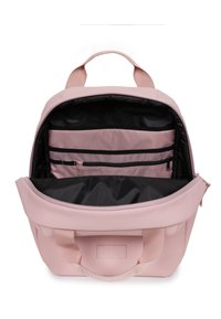 Mochila rosa hecha de material suave, con un asa en la parte superior y correas ajustables, con un interior negro espacioso y múltiples bolsillos organizadores.