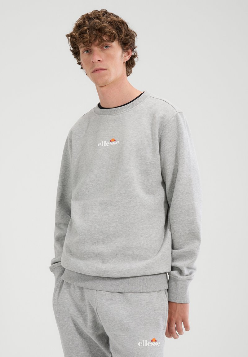 Sudadera gris hecha de mezcla de algodón con puños acanalados y cuello redondo. Presenta un logo estampado en el pecho y un ajuste relajado.