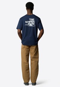 The North Face M MOUNTAIN SKETCH SS TEE  RELAXED - Print T-shirt - summit navy tnf white