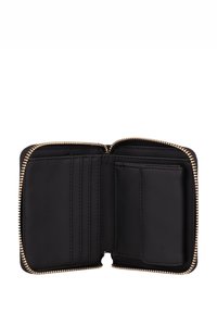 Schwarze Lederbörse mit Reißverschluss, links mit Kartenfächern und rechts mit Münzfach mit Klappe, flach geöffnet auf weißem Hintergrund.