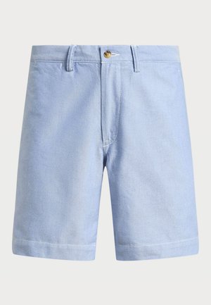 Shorts bleu clair en tissu à la texture lisse, dotés d'une fermeture à bouton, de passants de ceinture et de revers à ourlet.