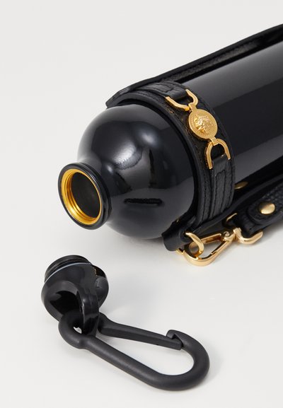 Bouteille d'eau isolée noire avec une finition brillante, des accents dorés et une sangle en cuir noir. Inclut un capuchon amovible et un clip.