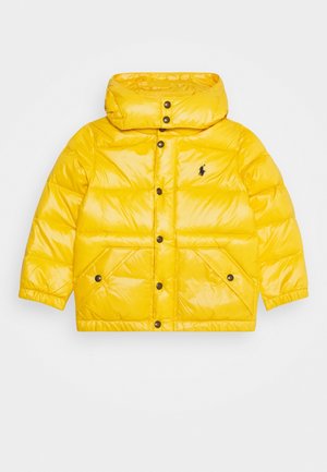 Doudoune jaune avec capuche, boutons noirs, poches avant et petit logo noir de cheval sur la poitrine, présentée sur fond blanc.