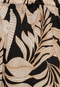 Motifs de feuilles rayées blanches et brunes sur un tissu noir, créant un dessin botanique dense avec des feuilles allongées qui se chevauchent.