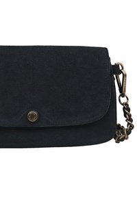 Pochette en suède bleu foncé avec un fermoir à rabat, bouton-pression doré et une chaîne tressée. Texture lisse avec des coutures minimales visibles.