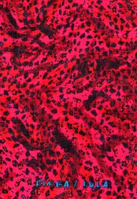 Tessuto astratto con uno sfondo vivace rosa e macchie nere simili a quelle di un leopardo, con testo blu che recita "PIMBA / IOLA."
