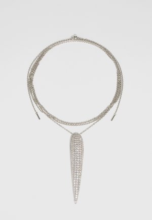 Colar de prata com três correntes sobrepostas e um elegante pingente alongado decorado com várias strass transparentes.