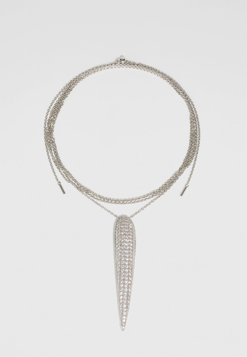 Sidabrinė vėrinio grandinėlė su trimis sluoksniais ir glotniu, pailgu pakabuku, papuoštu daugybe skaidrių cirkonio akmenukų.