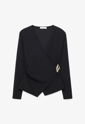 Juoda ilgomis rankovėmis suveržiama palaidinė su asimetrine apačia ir dekoratyvine auksine sagtimi dešinėje pusėje.