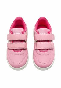 Scarpe rosa con tomaia in pelle liscia, linguetta in rete e chiusure in Velcro. Suole bianche e fodera interna in rosa a contrasto.