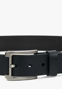 Černý kožený opasek s matným povrchem, vybavený stříbrnou kovovou obdélníkovou sponou a dvěma otvory pro nastavení. Hladký povrch po celém obvodu.