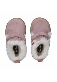 Roze suede laarzen met witte nepleren voering, verstelbare band over de middenvoet en tan rubberen zolen voor grip. Binnenin is het logo zichtbaar.