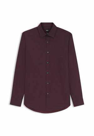 Chemise habillée homme à manches longues de couleur bordeaux foncé avec col classique et boutons noirs, posée à plat sur fond blanc.
