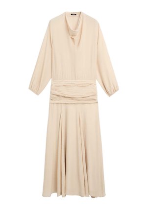 Dlouhé béžové šaty s dlouhými rukávy, nařaseným detailem v pase, véčkovým výstřihem a plisovanou sukní na bílém pozadí.