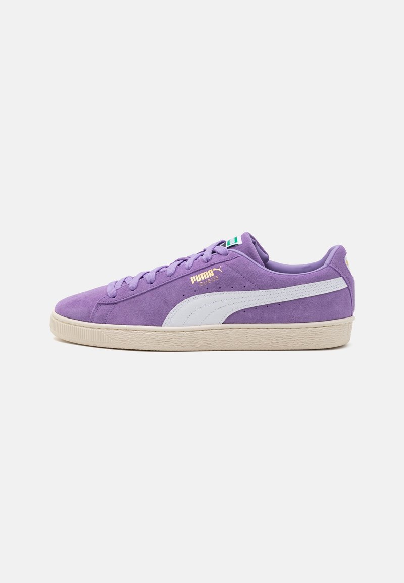 Baskets Puma en daim violet avec bande blanche de marque et semelle en caoutchouc beige, vues de profil intérieur sur un fond uni.