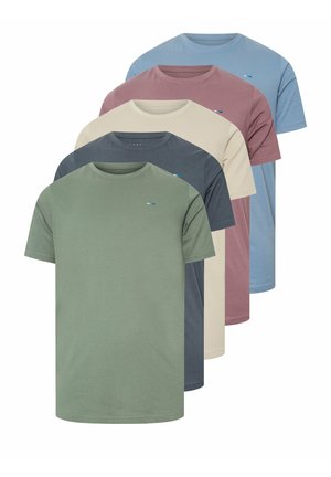 Vijf effen T-shirts met ronde hals in groen, donkergrijs, beige, mauve en lichtblauw, netjes gestapeld met een klein logo op de borst.