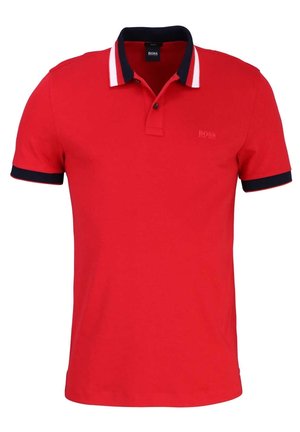 Červené polo tričko s krátkými rukávy, černo-bíle pruhovaným límečkem a černými lemy rukávů, s jemným vyraženým logem na hrudi.