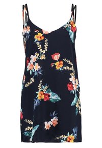 Granatowa sukienka w kwiaty na cienkich ramiączkach, z dekoltem w kształcie litery V i kolorowymi wzorami kwiatowymi oraz zielonymi liśćmi na całej tkaninie.