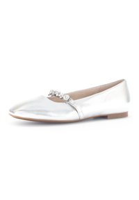 Silberne metallische Ballerinas mit runder Zehenpartie, die ein dekoratives Strassband auf der Vorderseite und einen kleinen Absatz aufweisen.