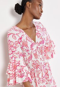 Apricot FLORAL SMOCKED RUFFLE MINI - Freizeitkleid - pink