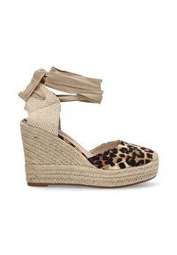Zapato de cuña con estampado de leopardo, lazo en el tobillo de tela beige, plataforma envuelta en yute y diseño de punta redondeada, con acentos texturizados.