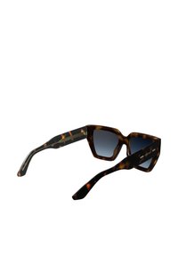 Gafas de sol carey con montura cuadrada, lentes oscuros y acentos en tono dorado en las patillas. Diseño frontal y brazos gruesos.