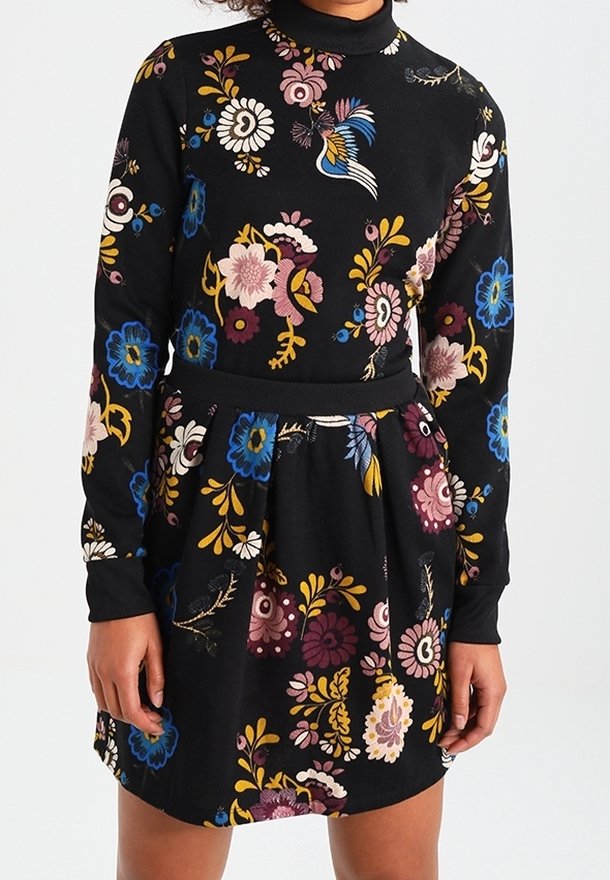 Svart långärmad klänning med en färgglad blommönster i rosa, blått och gult, med en figursydd överdel och utsvängd kjoldetalj.