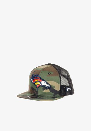Camo-Cap mit Netzrücken, flachem Schirm und gesticktem Denver Broncos-Logo in lebhaften Farben auf der Vorderseite.