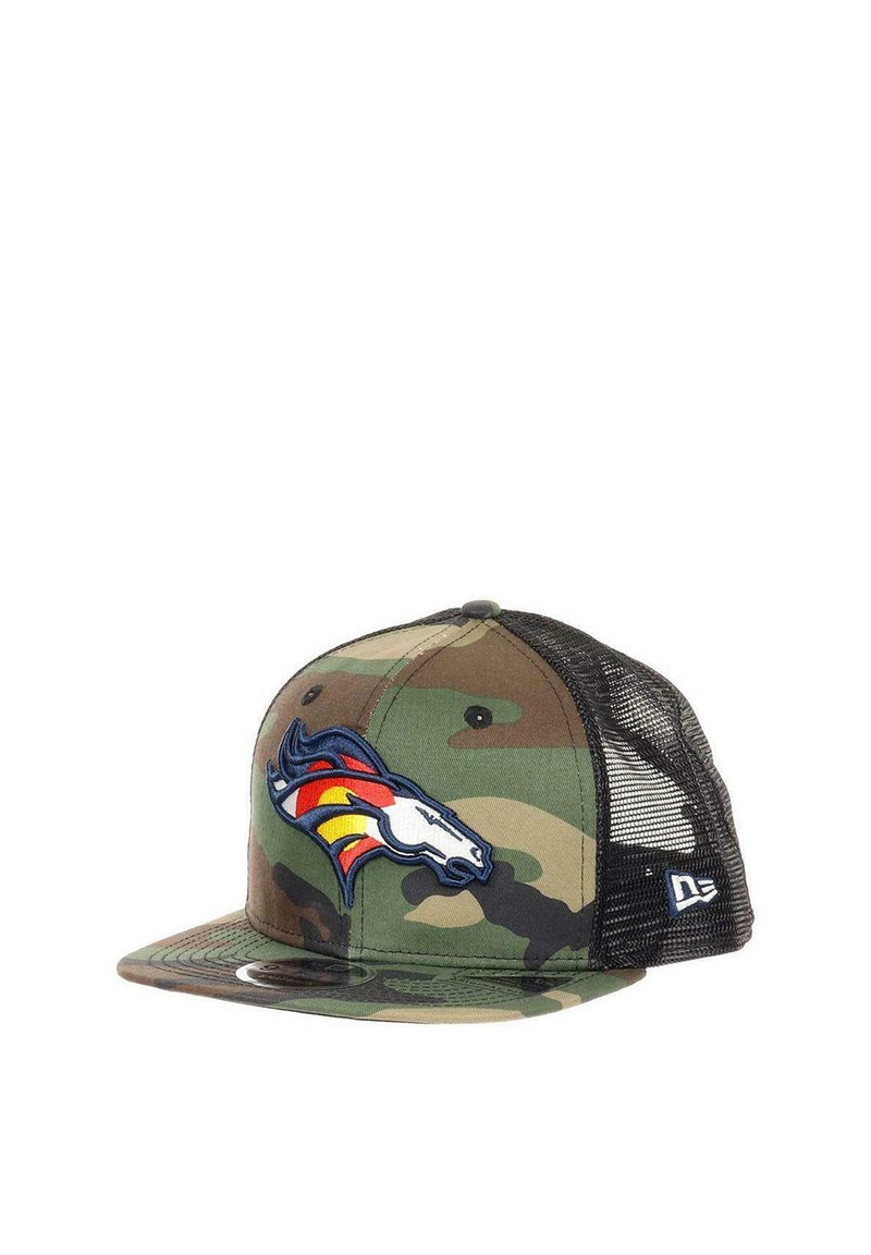 Camo-Cap mit Netzrücken, flachem Schirm und gesticktem Denver Broncos-Logo in lebhaften Farben auf der Vorderseite.