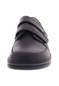 Schwarzer Lederschuh mit zwei verstellbaren Riemen, runder Spitze, genähten Details und einer gepolsterten Sohle für Komfort und Unterstützung.