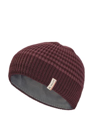 Gestrickte bordeauxrote Mütze mit grauem Fleece-Futter und kleinem weißem Markenetikett an der Seite vor weißem Hintergrund.